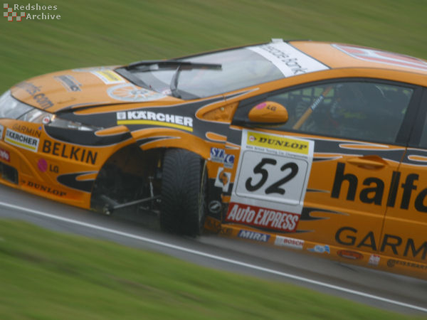 Gordon Shedden loses a wheel