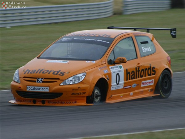 Dan Eaves loses a wheel