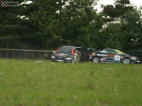 Stefan Hodgetts loses a wheel